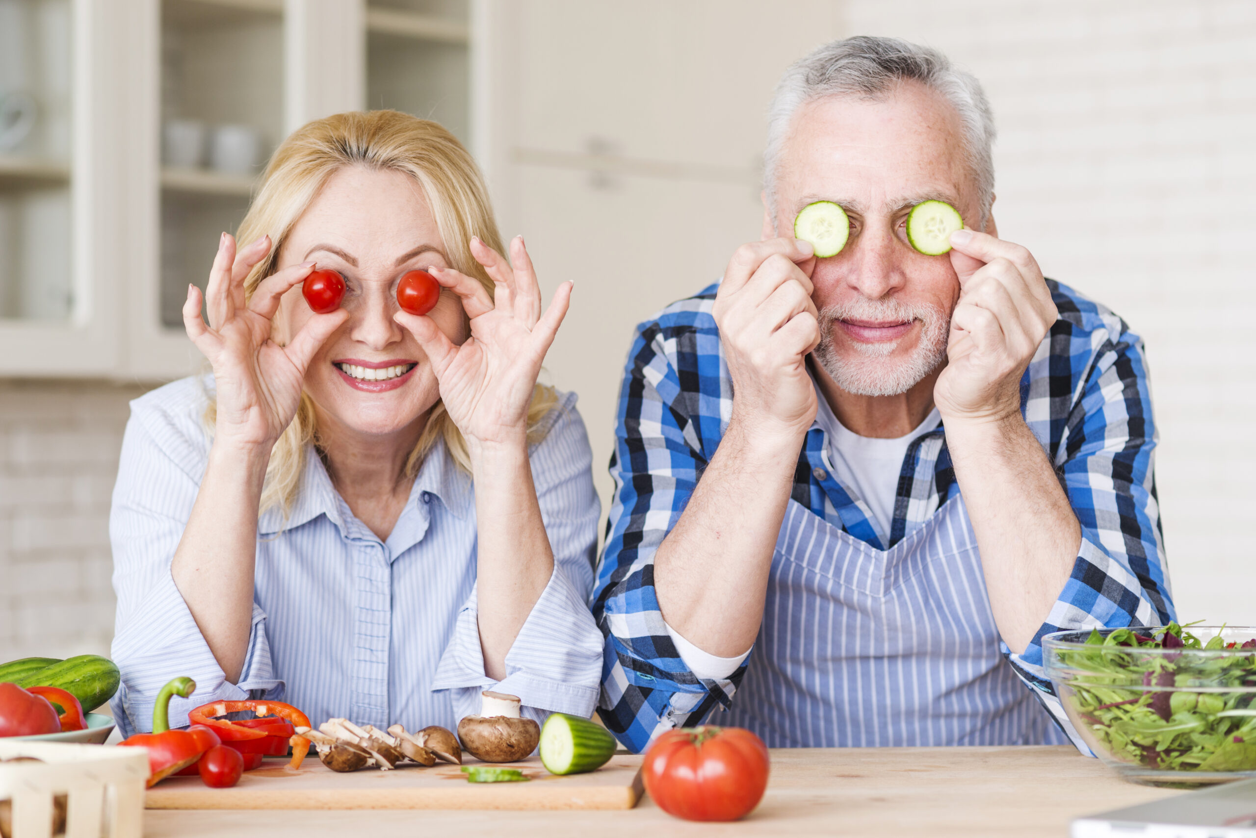 couple avec aliment sdevant les yeux pour banniere article le labo opticiens lunetiers